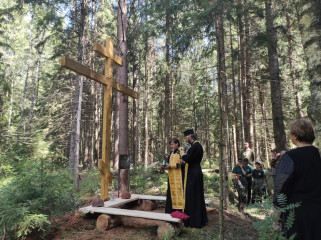 знаменательное событие по установке памятного креста на месте бывшего воинского захоронения при госпитале в д.Рудня - фото - 15